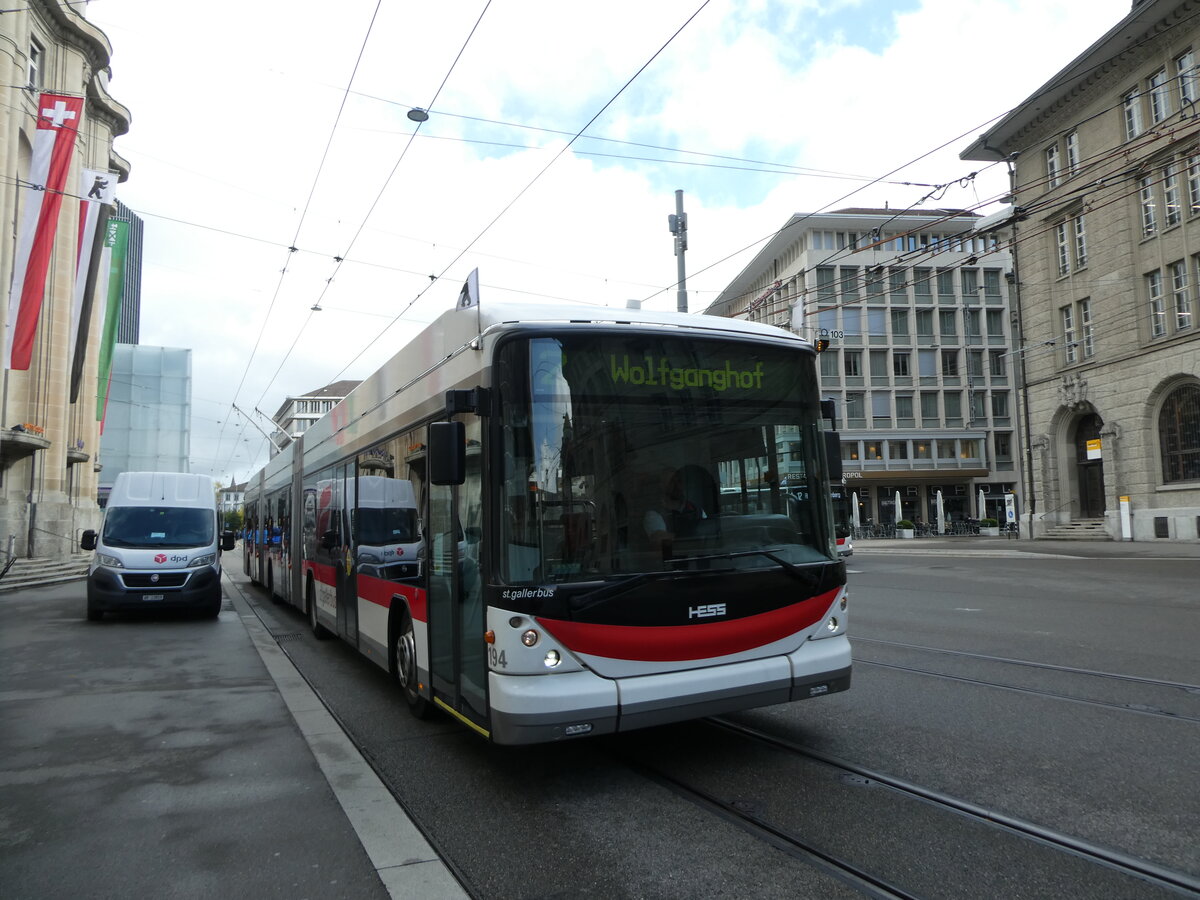(229'043) - St. Gallerbus, St. Gallen - Nr. 194 - Hess/Hess Doppelgelenktrolleybus am 13. Oktober 2021 beim Bahnhof St. Gallen