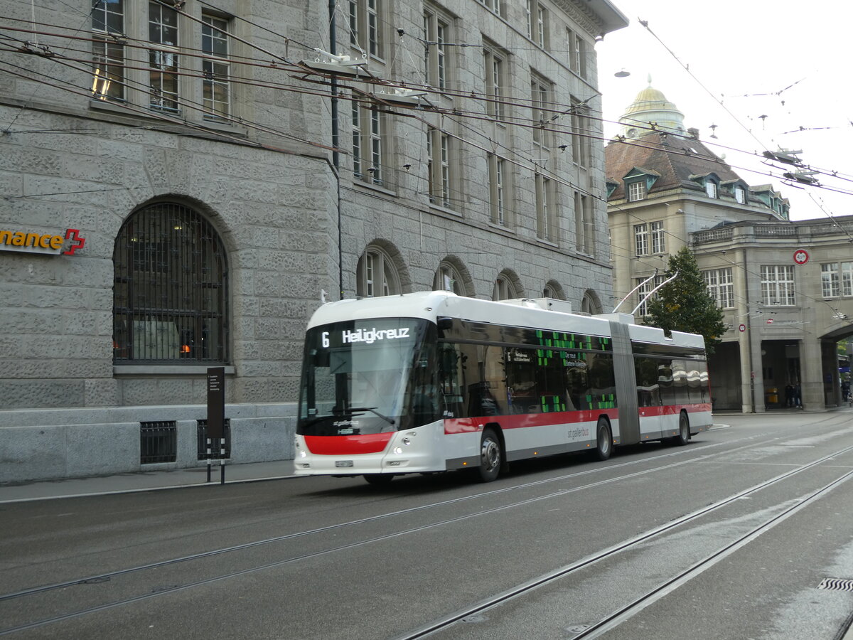 (229'053) - St. Gallerbus, St. Gallen - Nr. 106/SG 467'106 - Hess/Hess Gelenktrolleybus am 13. Oktober 2021 beim Bahnhof St. Gallen