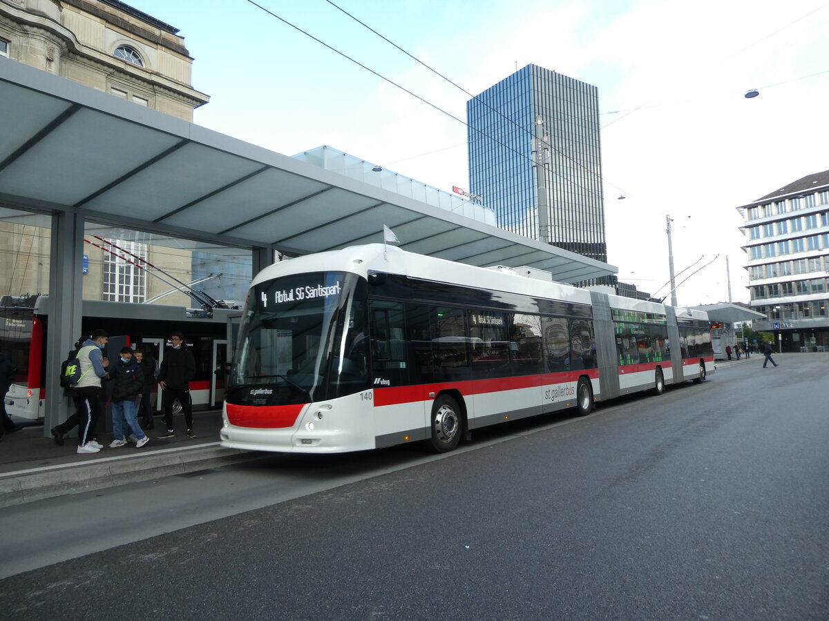 (229'066) - St. Gallerbus, St. Gallen - Nr. 140 - Hess/Hess Doppelgelenktrolleybus am 13. Oktober 2021 beim Bahnhof St. Gallen