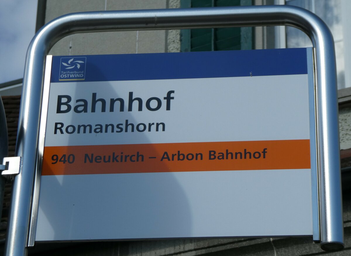 (229'117) - AOT-Haltestellenschild - Romanshorn, Bahnhof - am 13. Oktober 2021