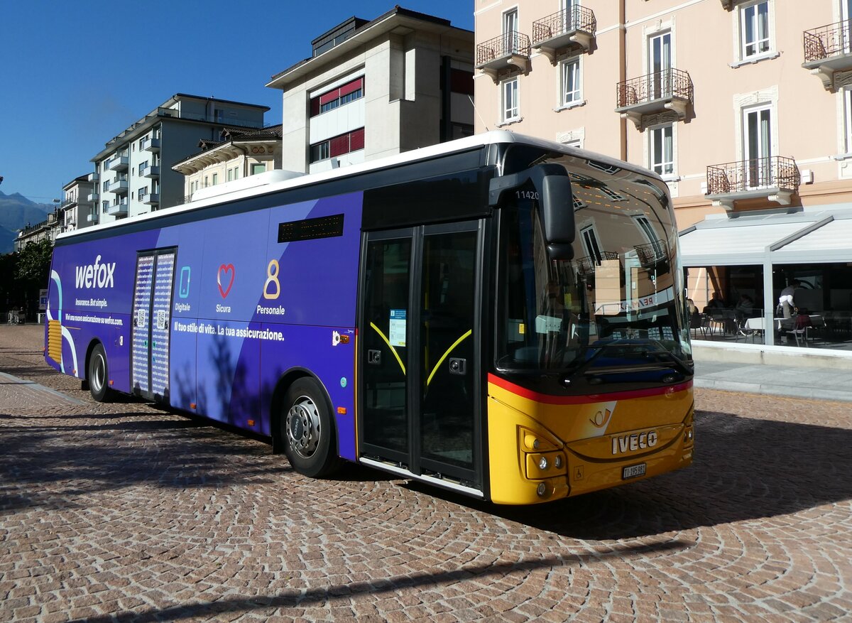(229'140) - AutoPostale Ticino - TI 195'981 - Iveco am 14. Oktober 2021 beim Bahnhof Bellinzona