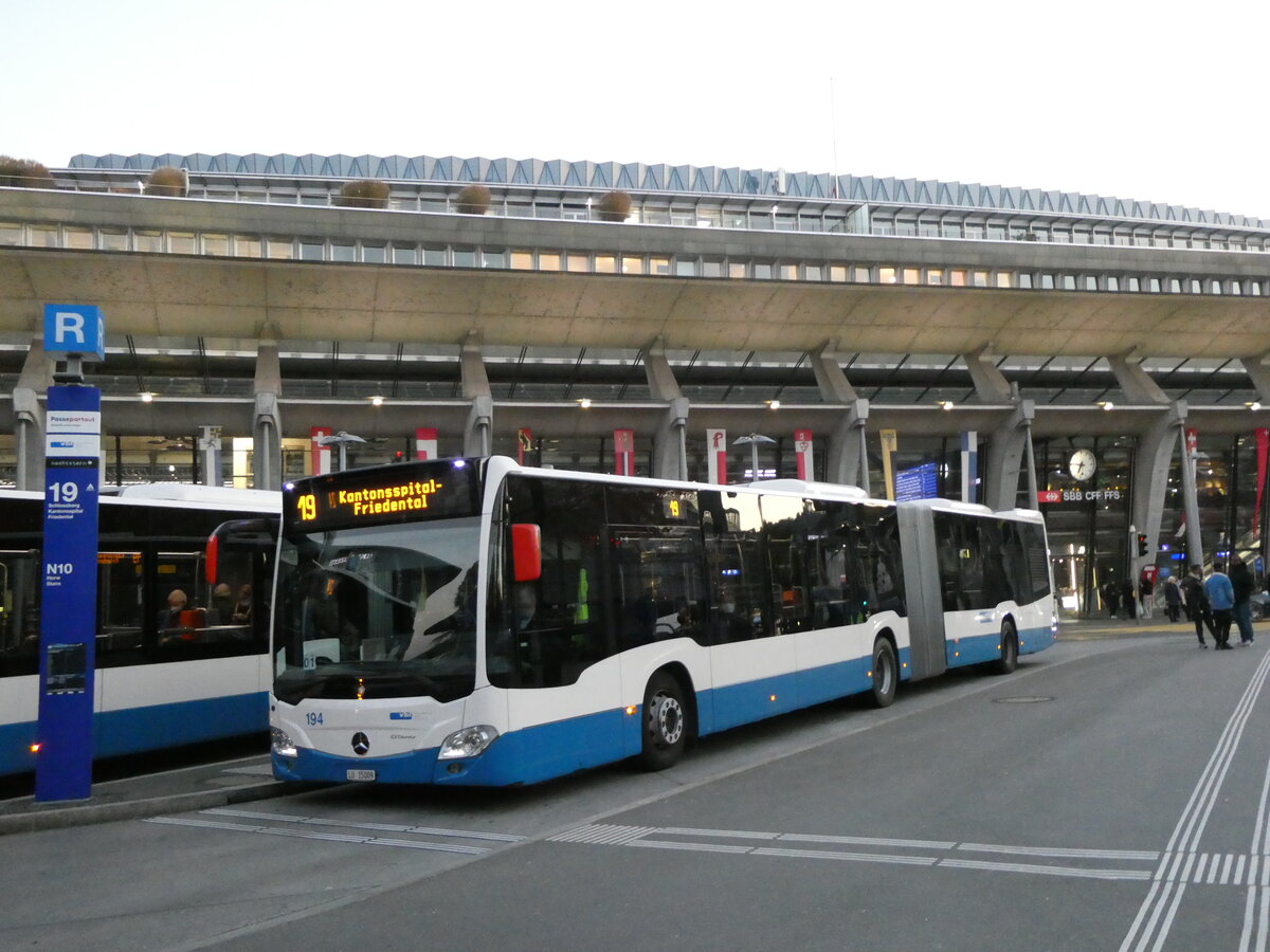 (229'215) - VBL Luzern - Nr. 194/LU 15'009 - Mercedes am 14. Oktober 2021 beim Bahnhof Luzern
