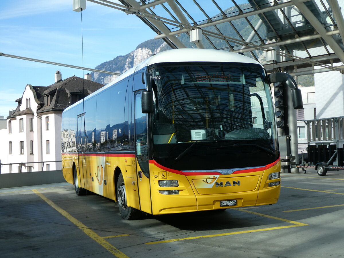 (229'230) - PostAuto Graubnden - GR 173'205 - MAN am 15. Oktober 2021 in Chur, Postautostation