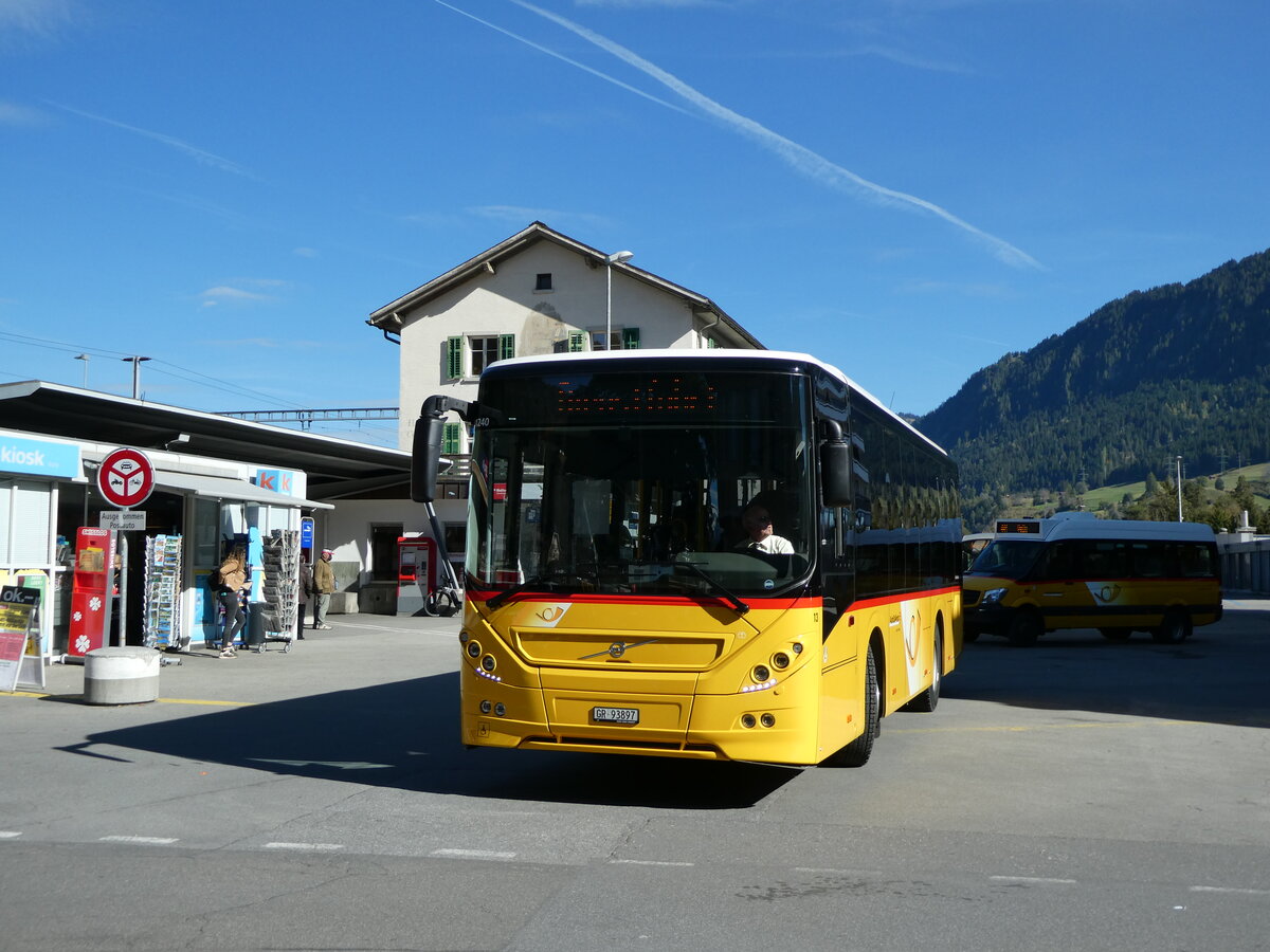 (229'273) - Fontana, Ilanz - Nr. 13/GR 93'897 - Volvo (ex Bundi, Disentis) am 15. Oktober 2021 beim Bahnhof Ilanz