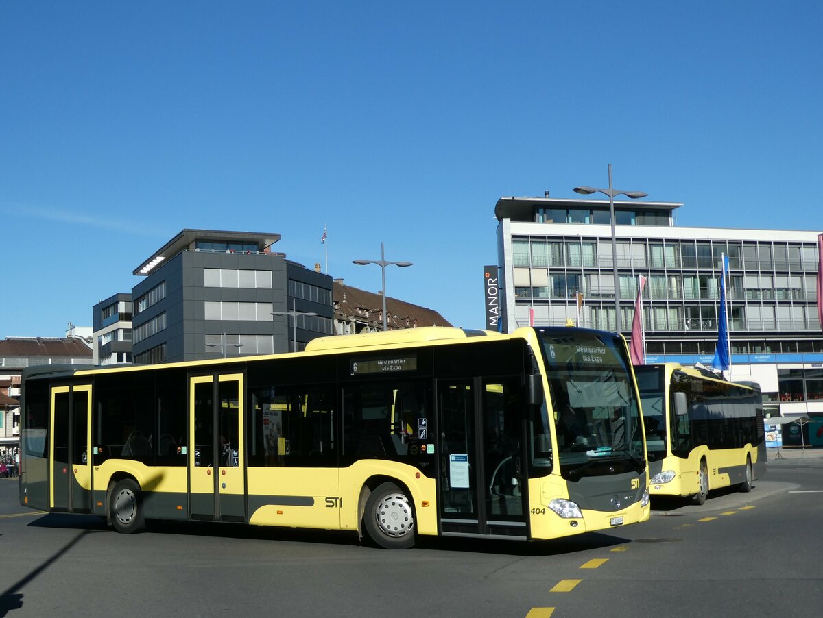 (229'379) - STI Thun - Nr. 404/BE 523'404 - Mercedes am 17. Oktober 2021 beim Bahnhof Thun