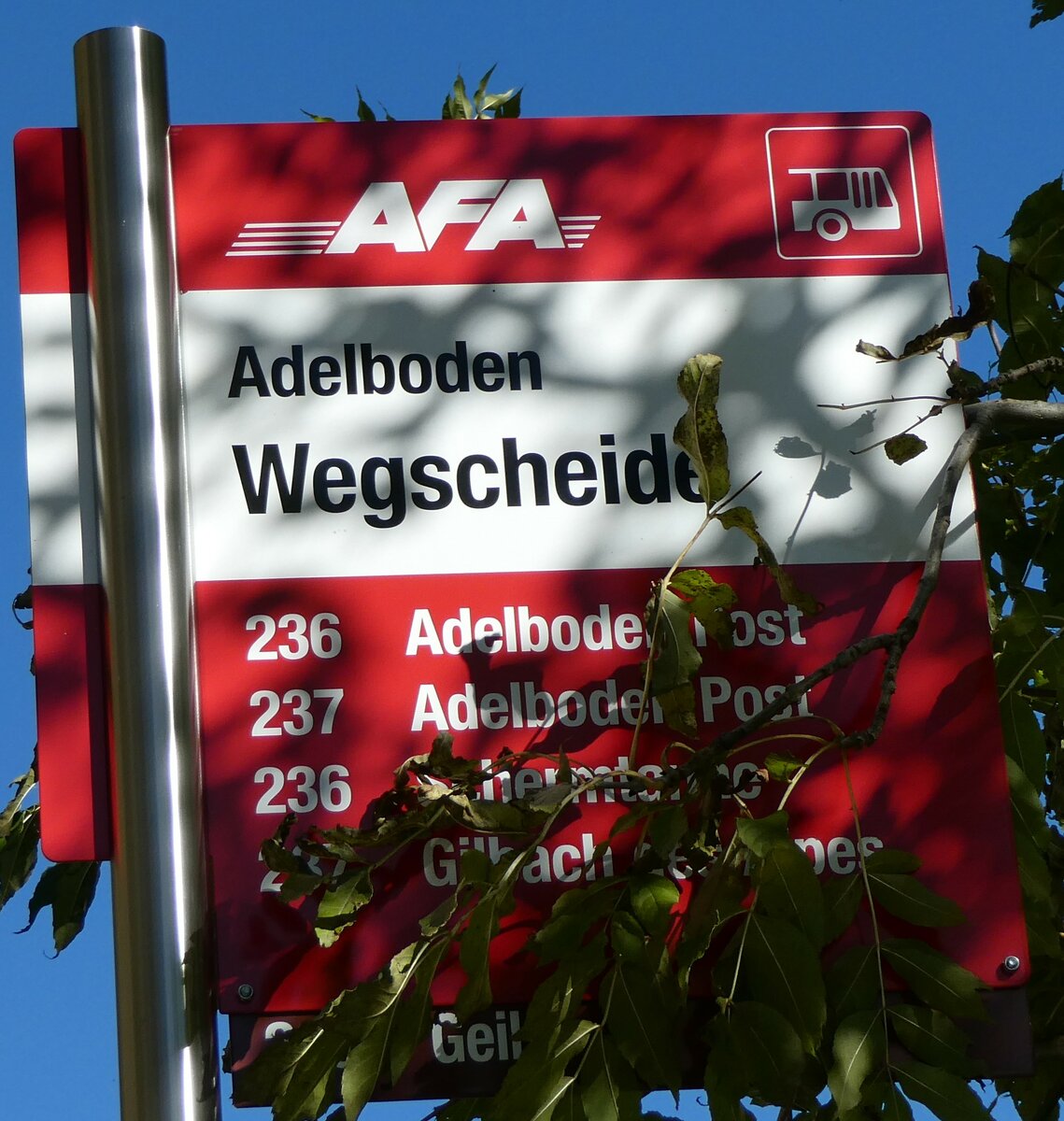 (229'415) - AFA/Portenier-Haltestellenschild - Adelboden, Wegscheide - am 18. Oktober 2021