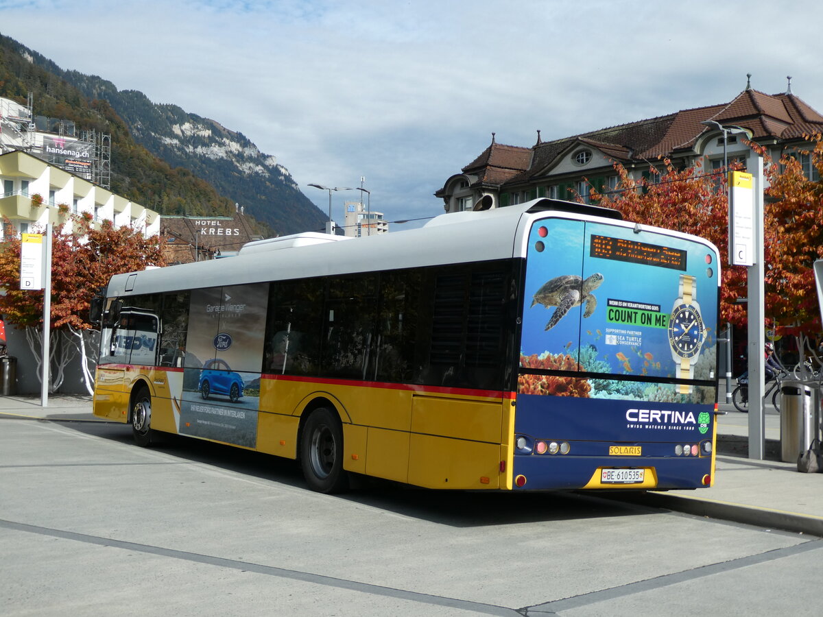 (229'460) - PostAuto Bern - BE 610'535 - Solaris am 19. Oktober 2021 beim Bahnhof Interlaken West