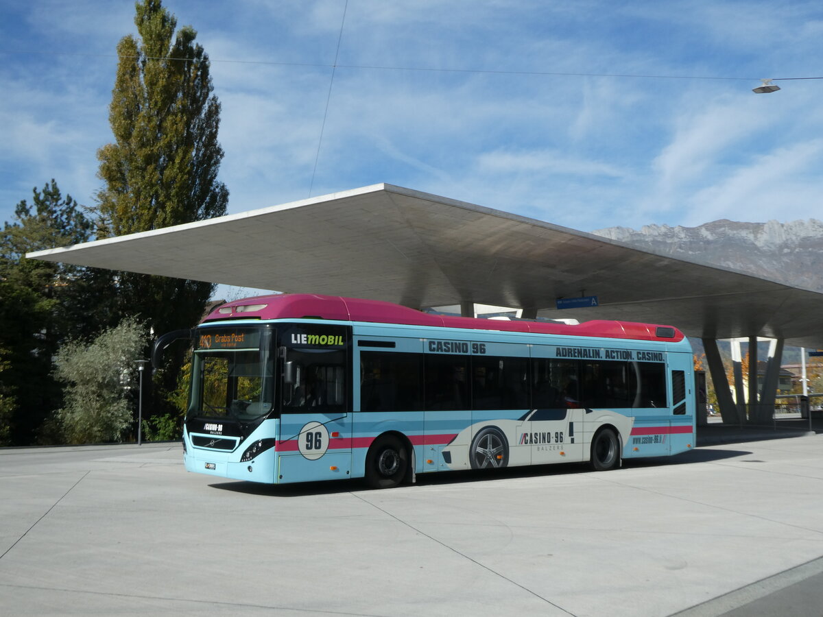 (229'506) - Aus Liechtenstein: PLA Vaduz - Nr. 91/FL 39'891 - Volvo am 20. Oktober 2021 beim Bahnhof Buchs