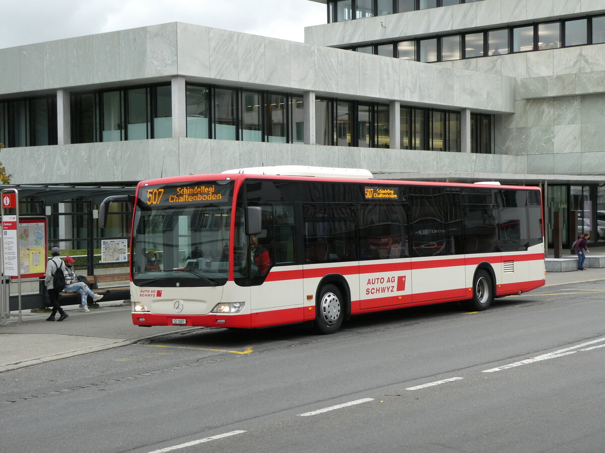 (229'656) - AAGS Schwyz - Nr. 7/SZ 5007 - Mercedes am 22. Oktober 2021 in Schwyz, Zentrum