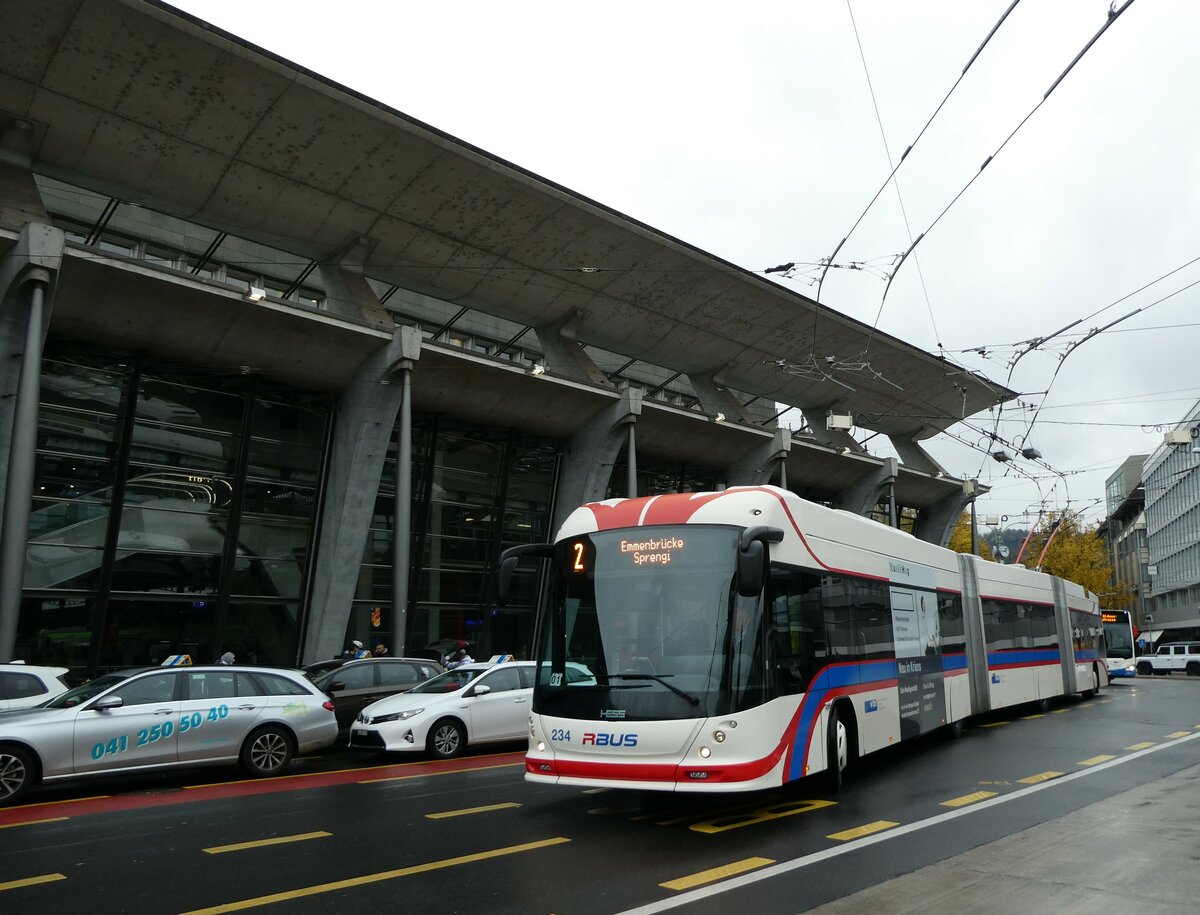(229'713) - VBL Luzern - Nr. 234 - Hess/Hess Doppelgelenktrolleybus am 22. Oktober 2021 beim Bahnhof Luzern