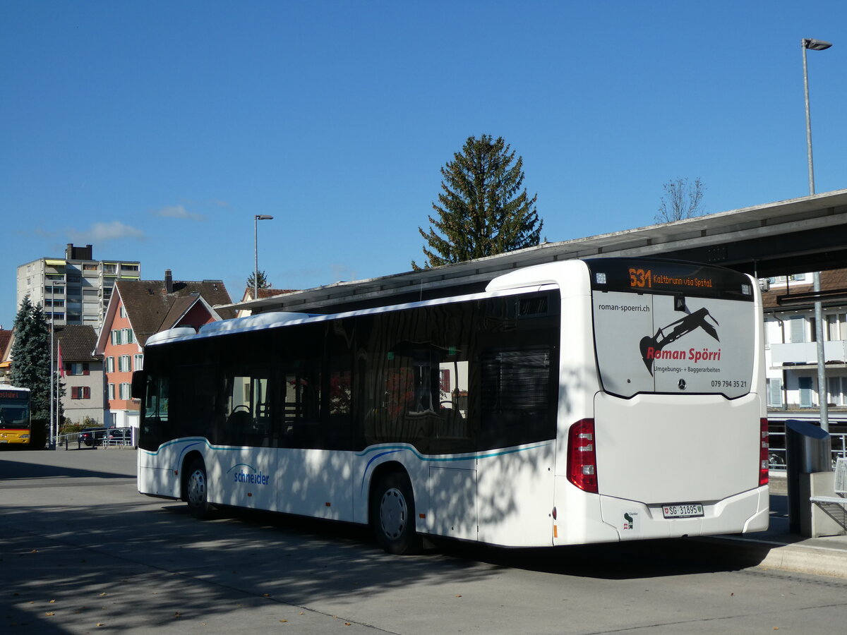 (229'751) - Schneider, Ermenswil - Nr. 9/SG 31'895 - Mercedes am 23. Oktober 2021 beim Bahnhof Uznach