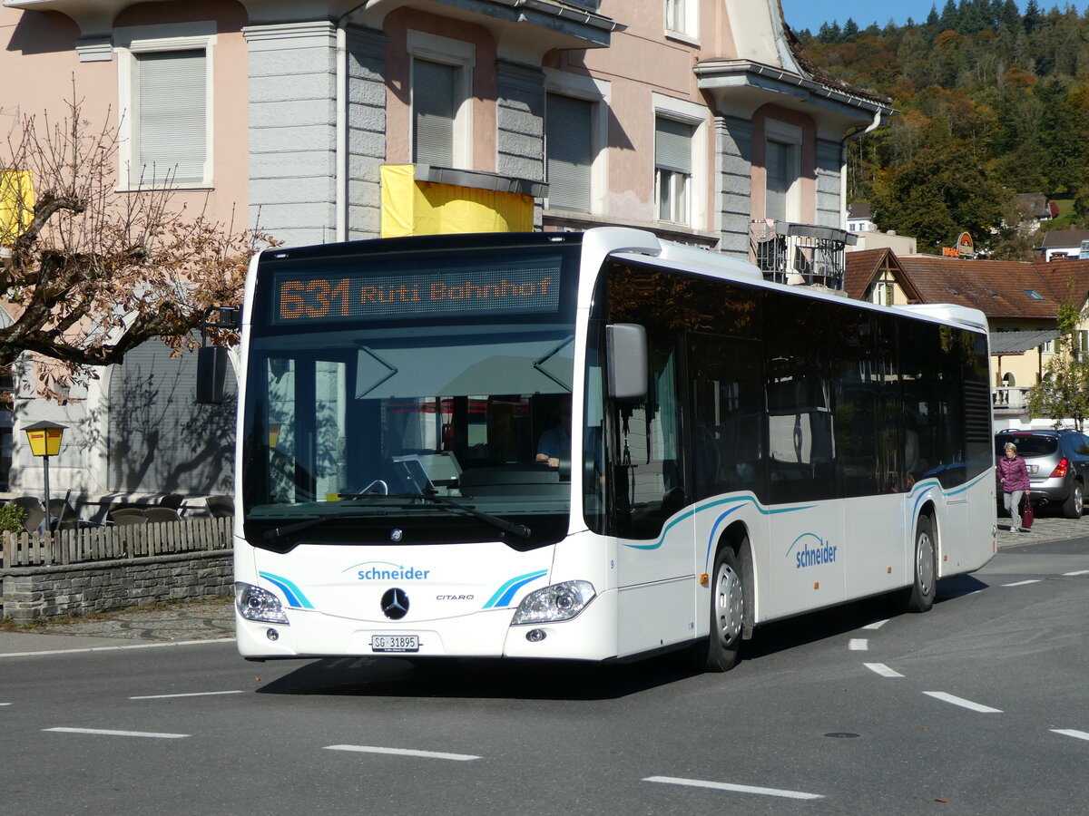 (229'762) - Schneider, Ermenswil - Nr. 9/SG 31'895 - Mercedes am 23. Oktober 2021 beim Bahnhof Uznach