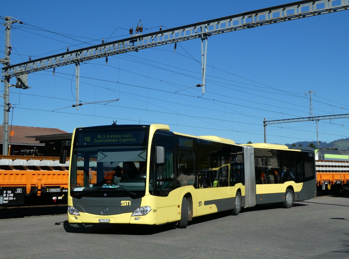 (229'846) - STI Thun - Nr. 165/BE 752'165 - Mercedes am 24. Oktober 2021 beim Bahnhof Wimmis