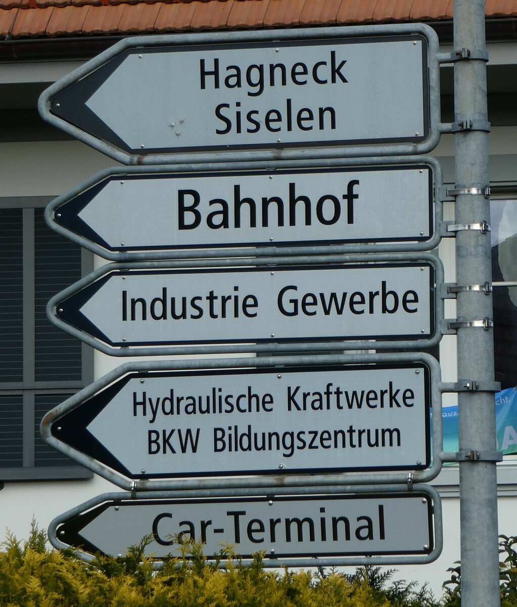 (229'975) - Wegweiser zum Car-Terminal am 31. Oktober 2021 in Kallnach