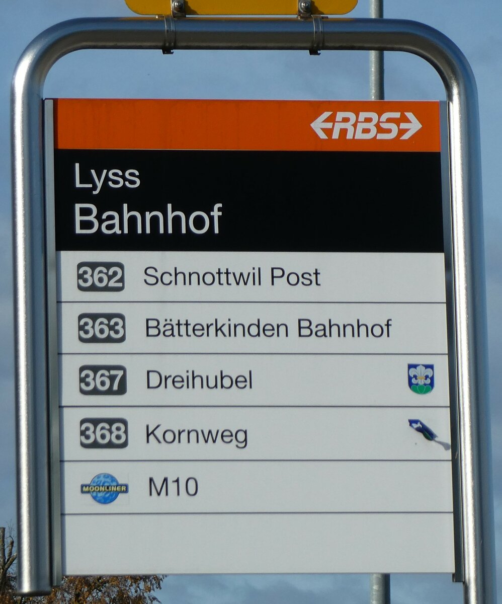 (229'977) - RBS-Haltestellenschild - Lyss, Bahnhof - am 31. Oktober 2021