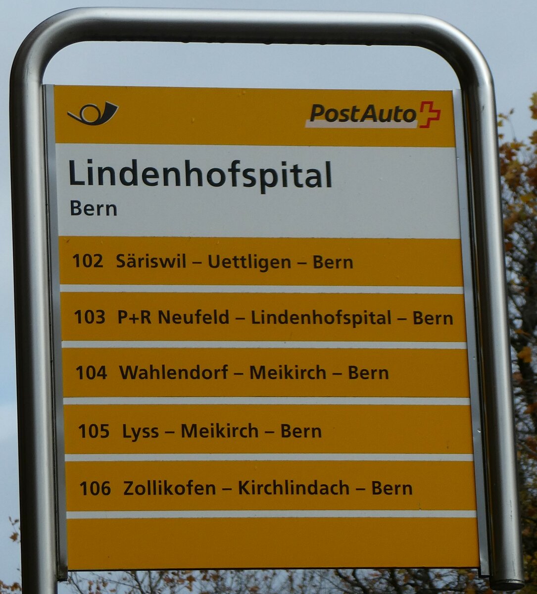 (229'986) - PostAuto-Haltestellenschild - Bern, Lindenhofspital - am 4. November 2021