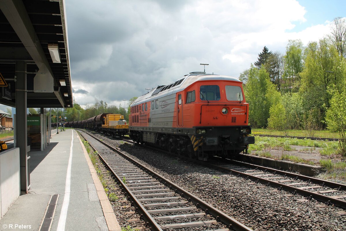 230 077 steht mit laufendem Motor in Münchberg und wartet auf weitere Bauzug Einsätze. 23.05.21