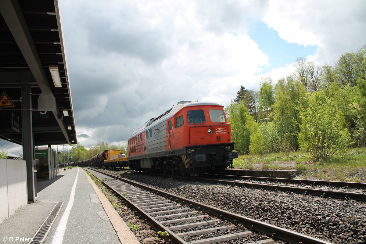 230 077 steht mit laufendem Motor in Münchberg und wartet auf weitere Bauzug Einsätze. 23.05.21