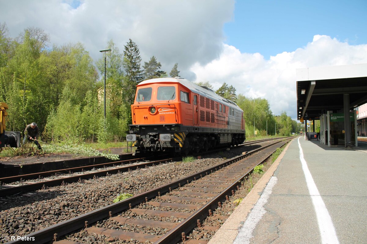 230 077 steht mit laufendem Motor in Münchberg und wartet auf weitere Bauzug Einsätze. 23.05.21