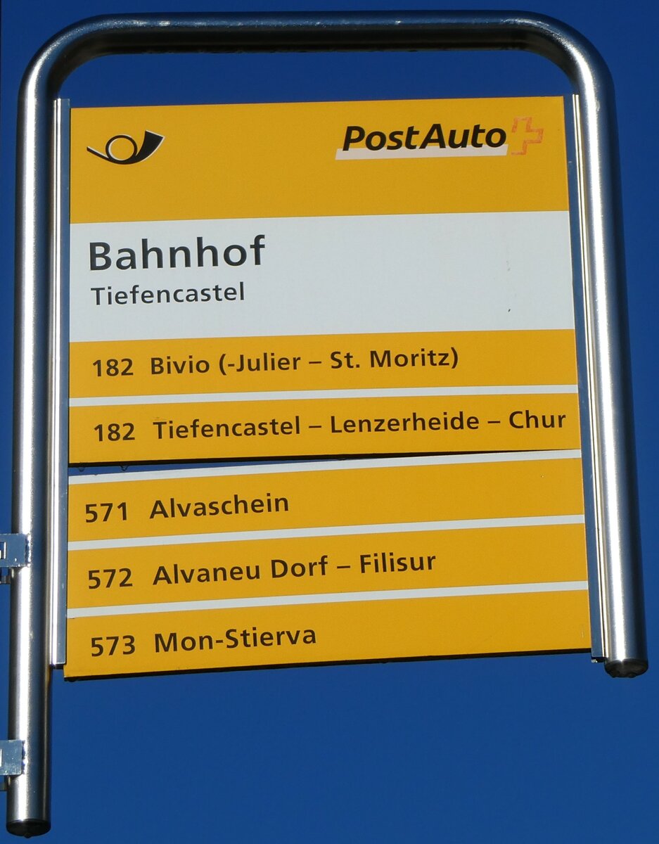 (230'008) - PostAuto-Haltestellenschild - Tiefencastel, Bahnhof - am 6. November 2021