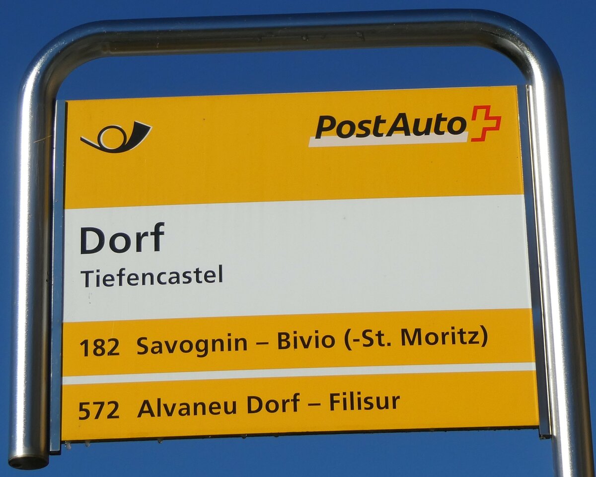 (230'010) - PostAuto-Haltestellenschild - Tiefencastel, Dorf - am 6. November 2021