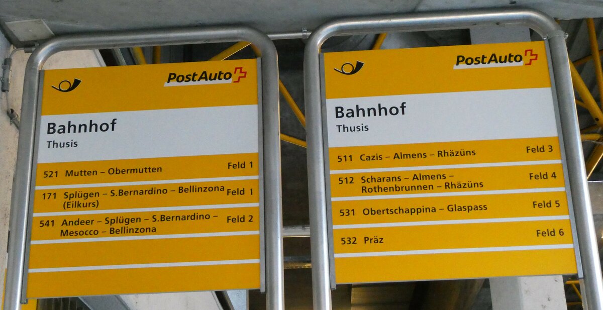 (230'050) - PostAuto-Haltestellenschilder - Thusis, Bahnhof - am 6. November 2021