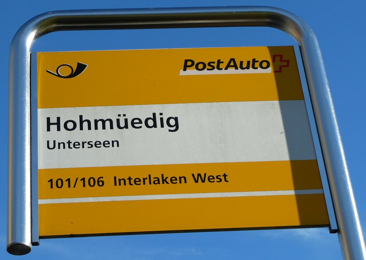 (230'080) - PostAuto-Haltestellenschild - Unterseen, Hohmedig - am 7. November 2021