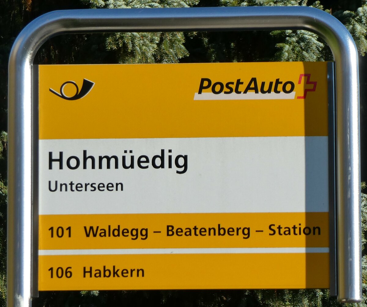 (230'081) - PostAuto-Haltestellenschild - Unterseen, Hohmedig - am 7. November 2021