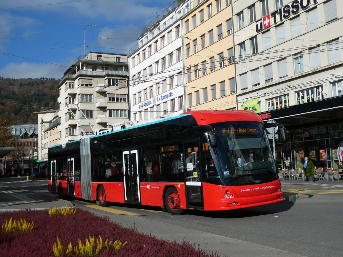 (230'096) - VB Biel - Nr. 94 - Hess/Hess Gelenktrolleybus am 8. November 2021 beim Bahnhof Biel