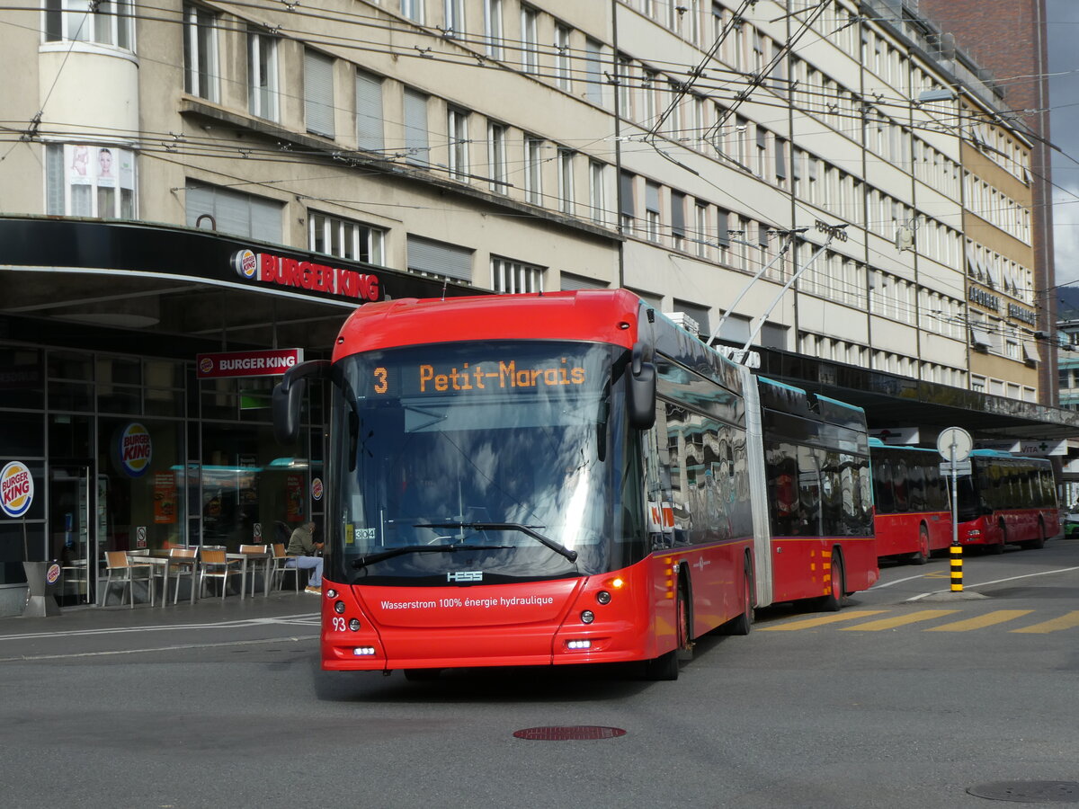 (230'118) - VB Biel - Nr. 93 - Hess/Hess Gelenktrolleybus am 8. November 2021 beim Bahnhof Biel