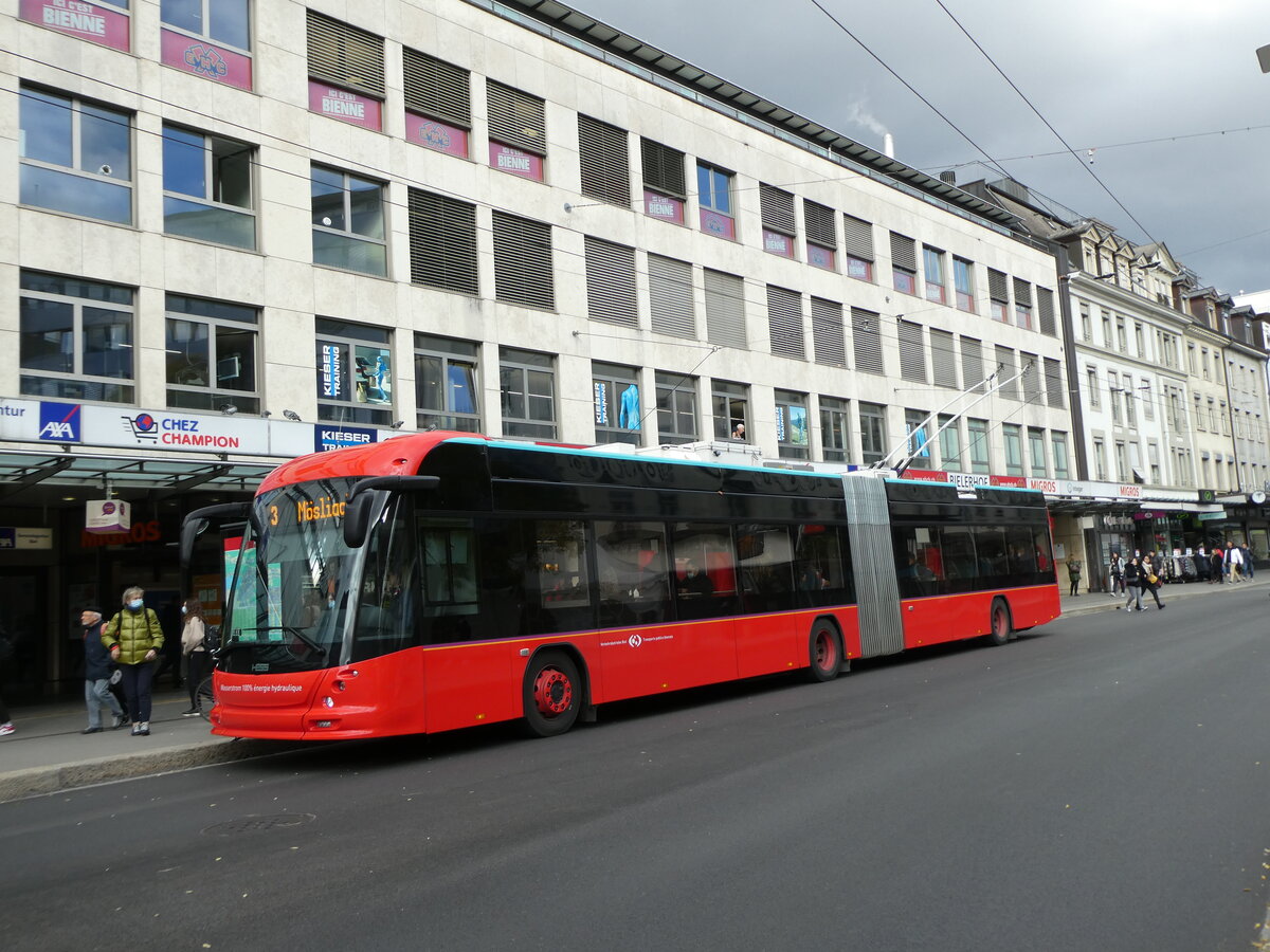 (230'127) - VB Biel - Nr. 100 - Hess/Hess Gelenktrolleybus am 8. November 2021 in Biel, Gusisanplatz