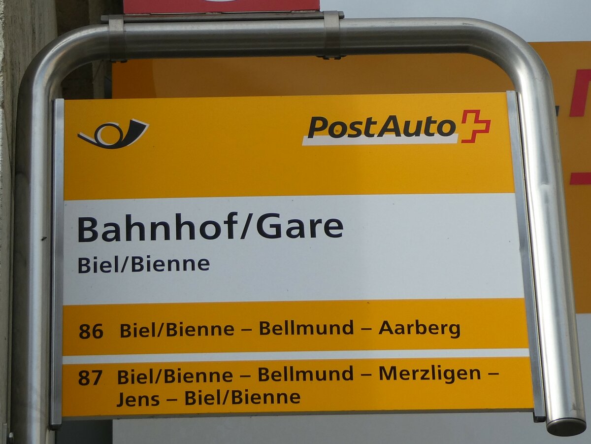 (230'143) - PostAuto-Haltestellenschild - Biel/Bienne, Bahnhof/Gare - am 8. November 2021