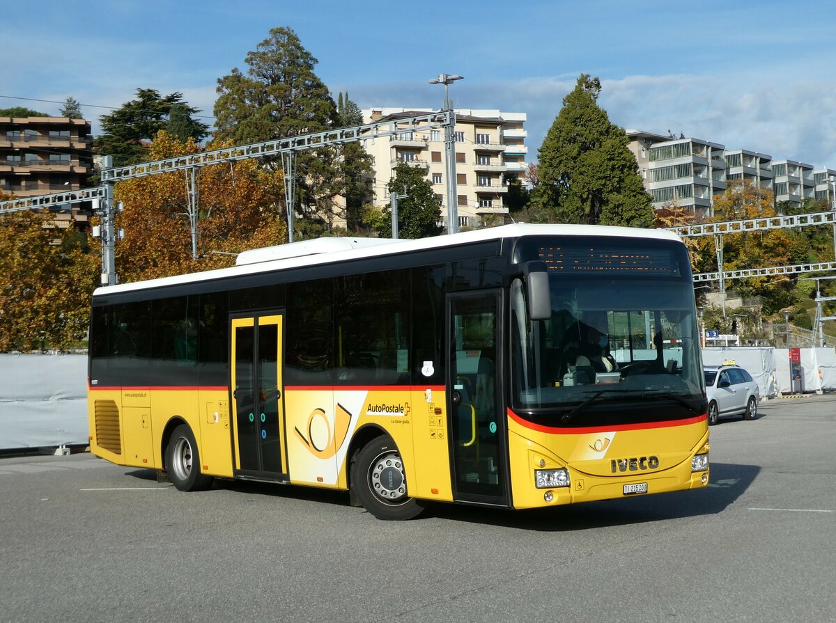 (230'313) - AutoPostale Ticino - TI 215'200 - Iveco (ex Vorfhrfahrzeug) am 10. November 2021 beim Bahnhof Lugano