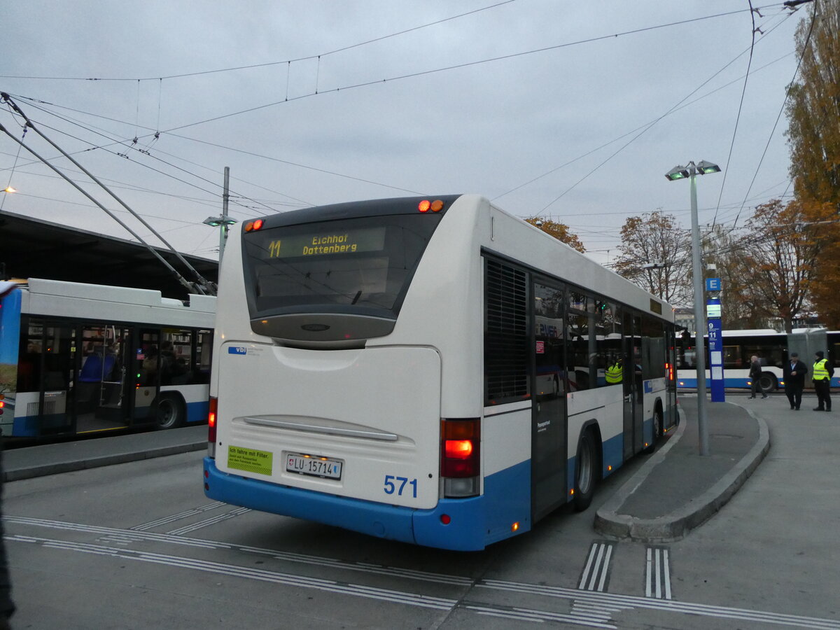 (230'457) - VBL Luzern - Nr. 571/LU 15'714 - Scania/Hess am 10. November 2021 beim Bahnhof Luzern