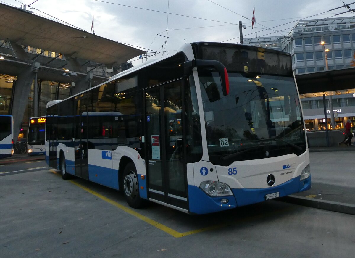 (230'458) - VBL Luzern - Nr. 85/LU 240'207 - Mercedes am 10. November 2021 beim Bahnhof Luzern