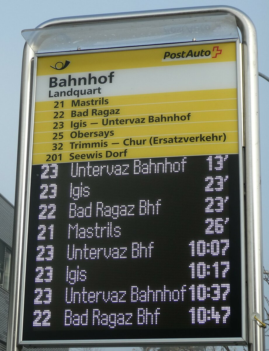 (230'511) - PostAuto-Haltestellenschild und Infobildschirm am 12. November 2021 beim Bahnhof Landquart