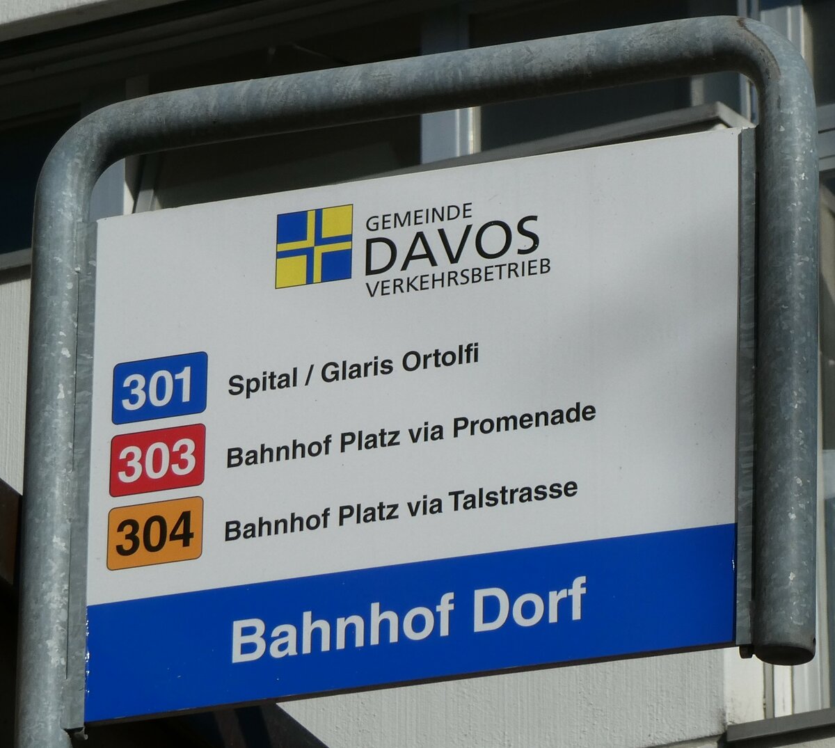 (230'528) - GEMEINDE DAVOS VERKEHRSBETRIEB-Haltestellenschild - Davos. Bahnhof Dorf - am 12. November 2021