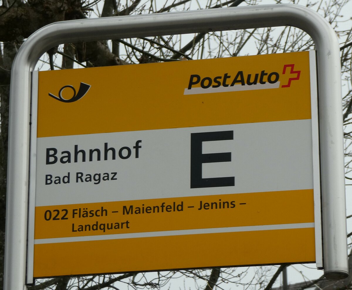 (230'551) - PostAuto-Haltestellenschild - Bad Ragaz, Bahnhof - am 12. November 2021