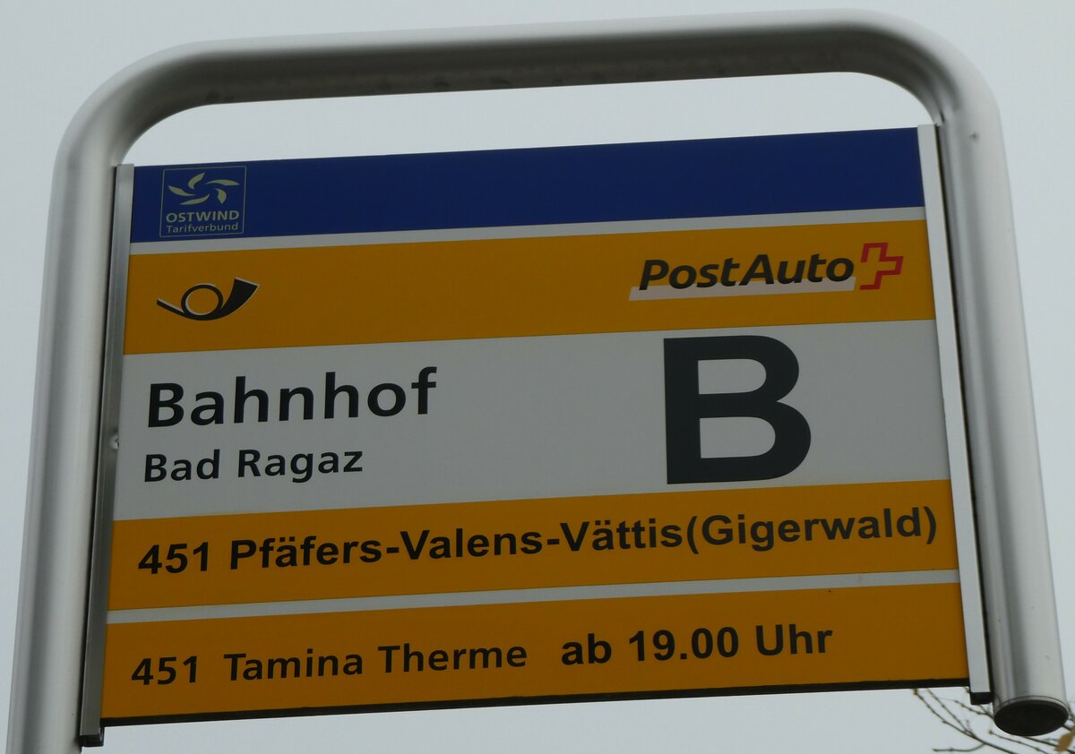 (230'554) - PostAuto-Haltestellenschild - Bad Ragaz, Bahnhof - am 12. November 2021