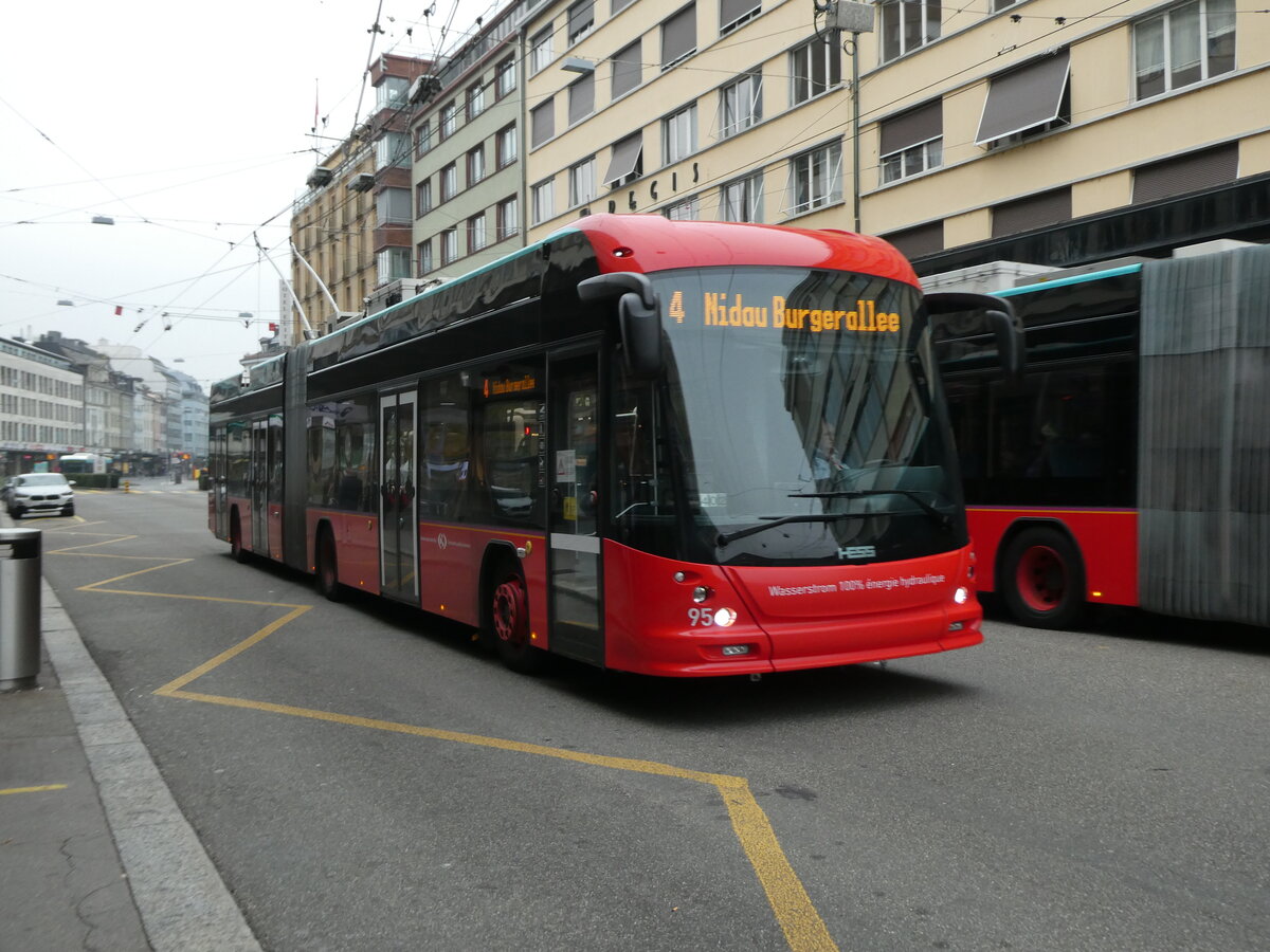 (230'586) - VB Biel - Nr. 95 - Hess/Hess Gelenktrolleybus am 13. November 2021 beim Bahnhof Biel