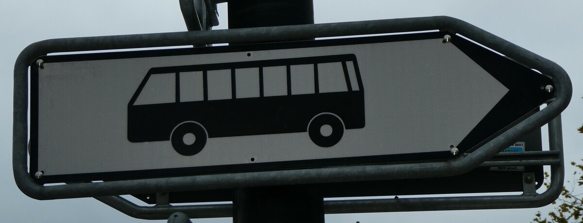 (230'688) - Wegweiser fr Autobusse am 13. November 2021 beim Bahnhof Yverdon