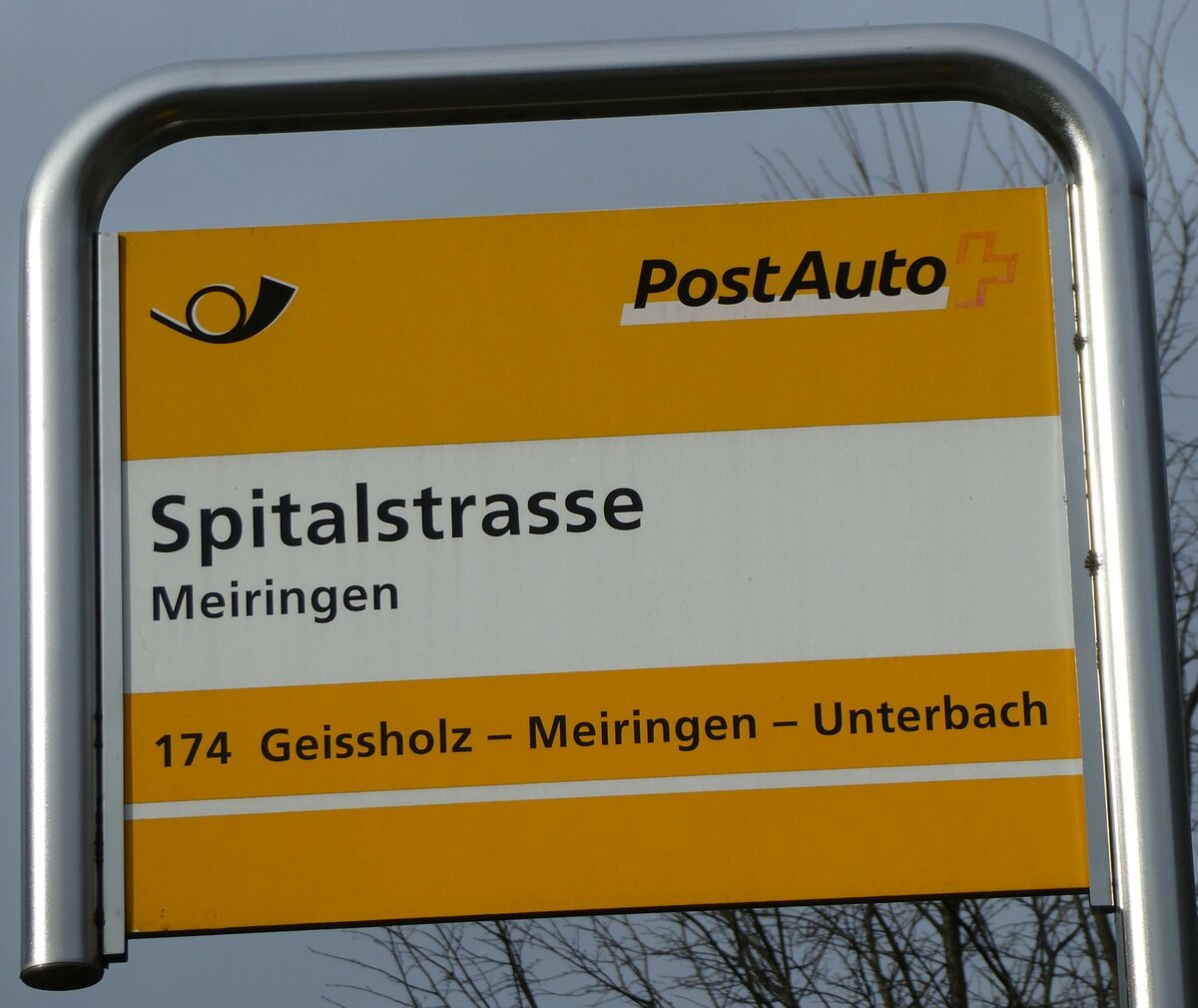 (230'942) - PostAuto-Haltestellenschild - Meiringen, Spitalstrasse - am 27. November 2021