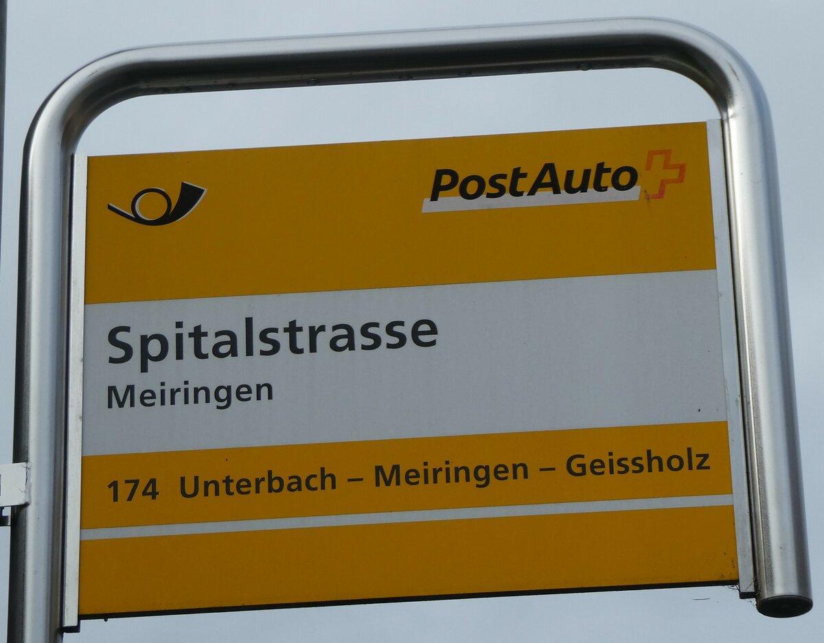 (230'943) - PostAuto-Haltestellenschild - Meiringen, Spitalstrasse - am 27. November 2021
