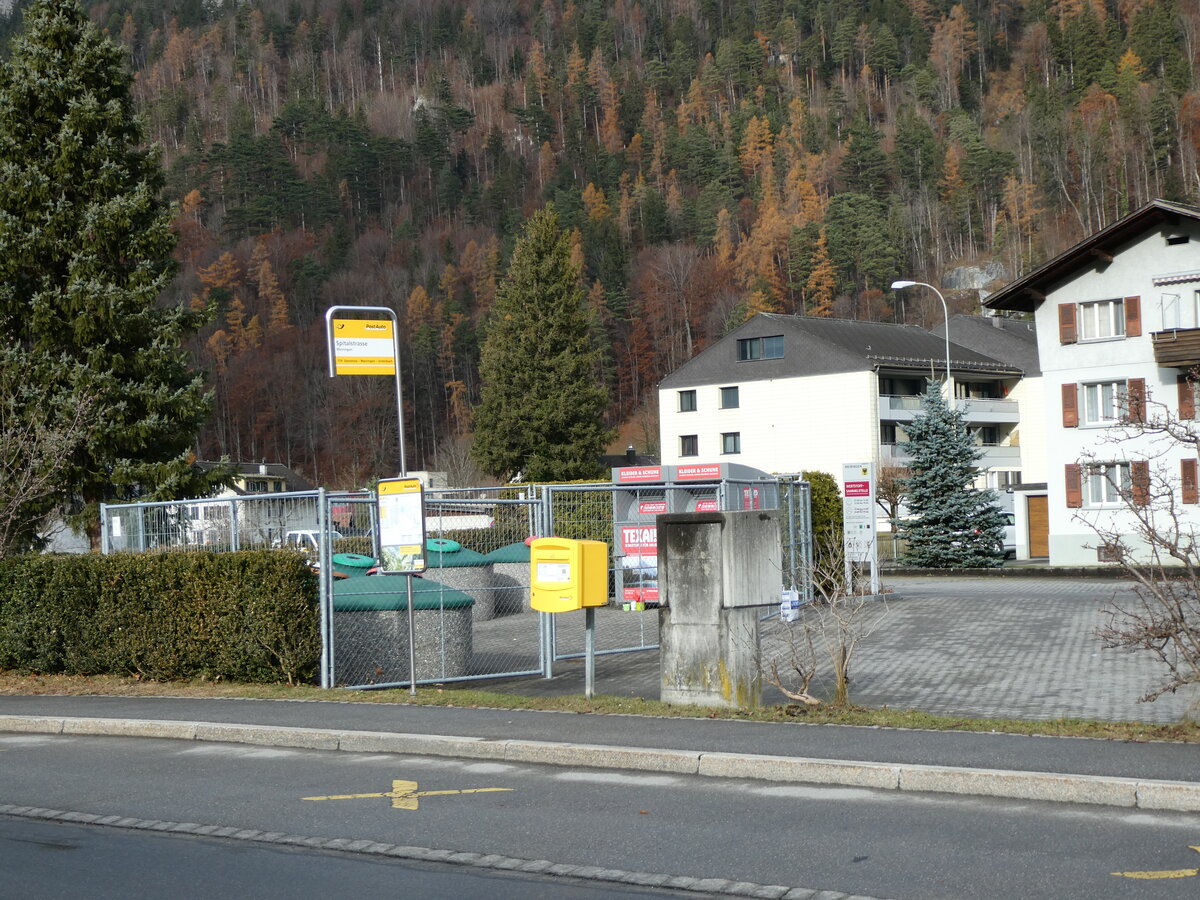 (230'944) - PostAuto-Haltestelle am 27. November 2021 in Meiringen, Spitalstrasse