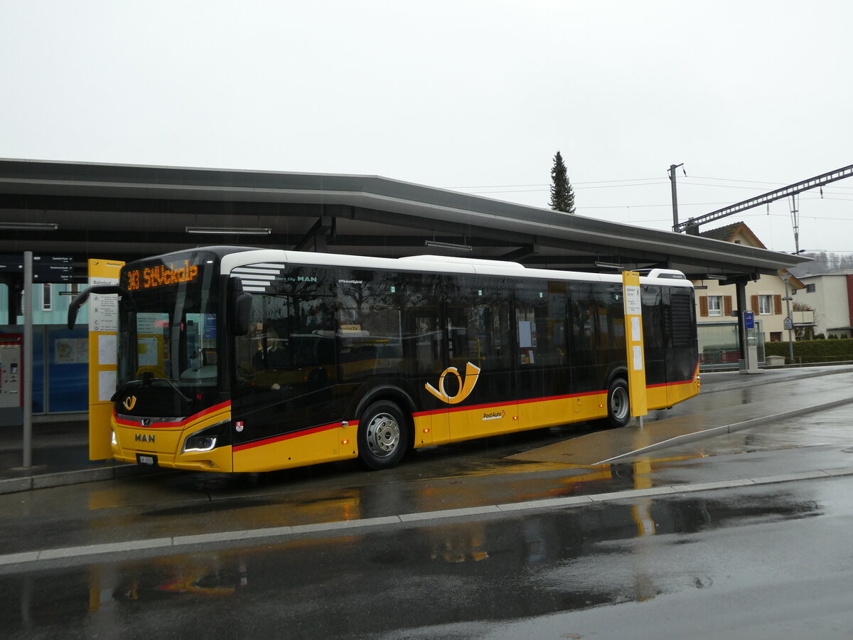 (230'947) - PostAuto Zentralschweiz - OW 40'016 - MAN am 27. November 2021 beim Bahnhof Sarnen