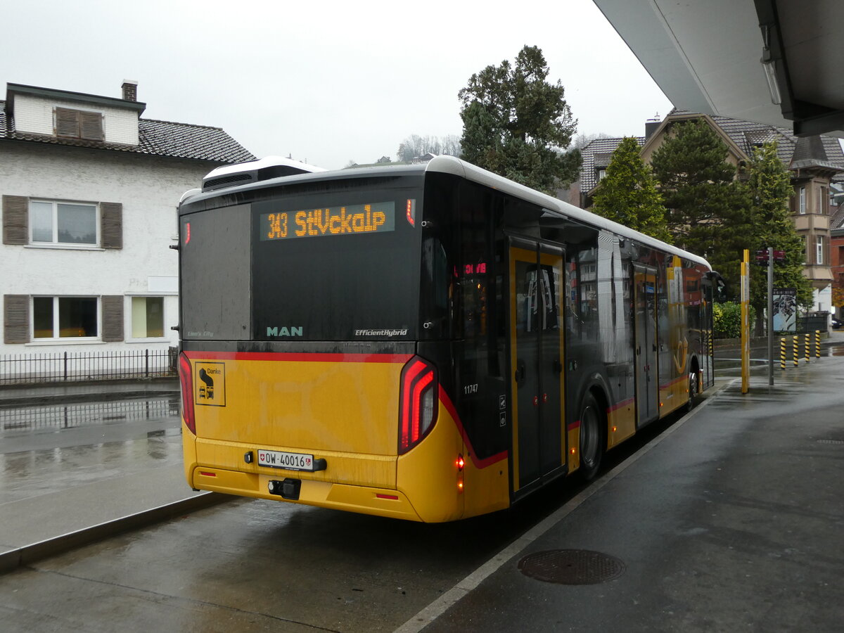 (230'951) - PostAuto Zentralschweiz - OW 40'016 - MAN am 27. November 2021 beim Bahnhof Sarnen