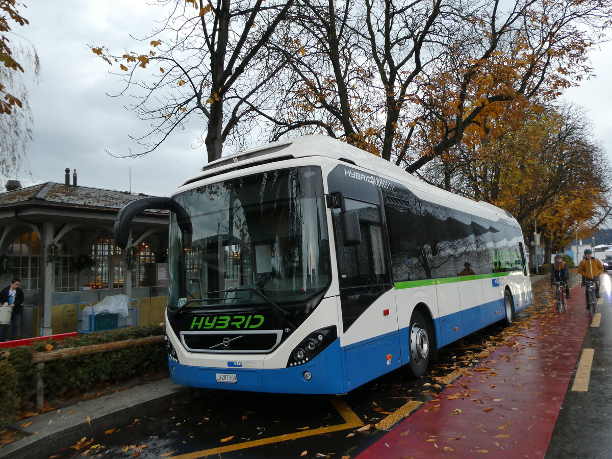 (230'968) - VBL Luzern - Nr. 53/LU 287'200 - Volvo am 27. November 2021 beim Bahnhof Luzern