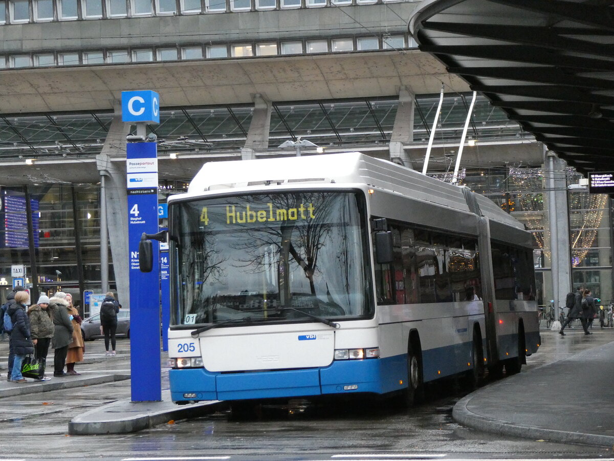 (230'970) - VBL Luzern - Nr. 205 - Hess/Hess Gelenktrolleybus am 27. November 2021 beim Bahnhof Luzern