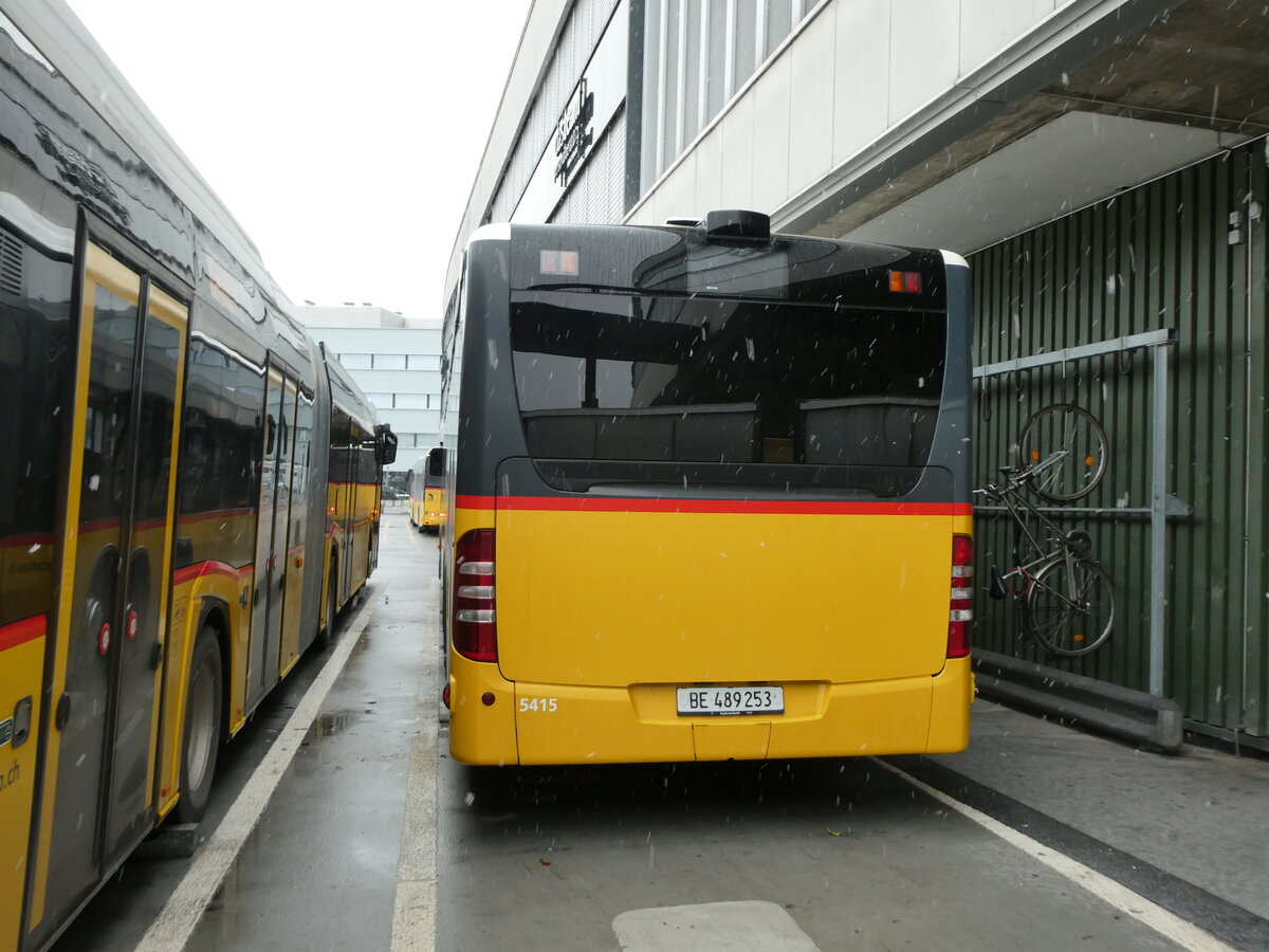 (231'035) - PostAuto Bern - Nr. 5415/BE 489'253 - Mercedes (ex AVA Biel Nr. 5) am 28. November 2021 in Bern, Postautostation
