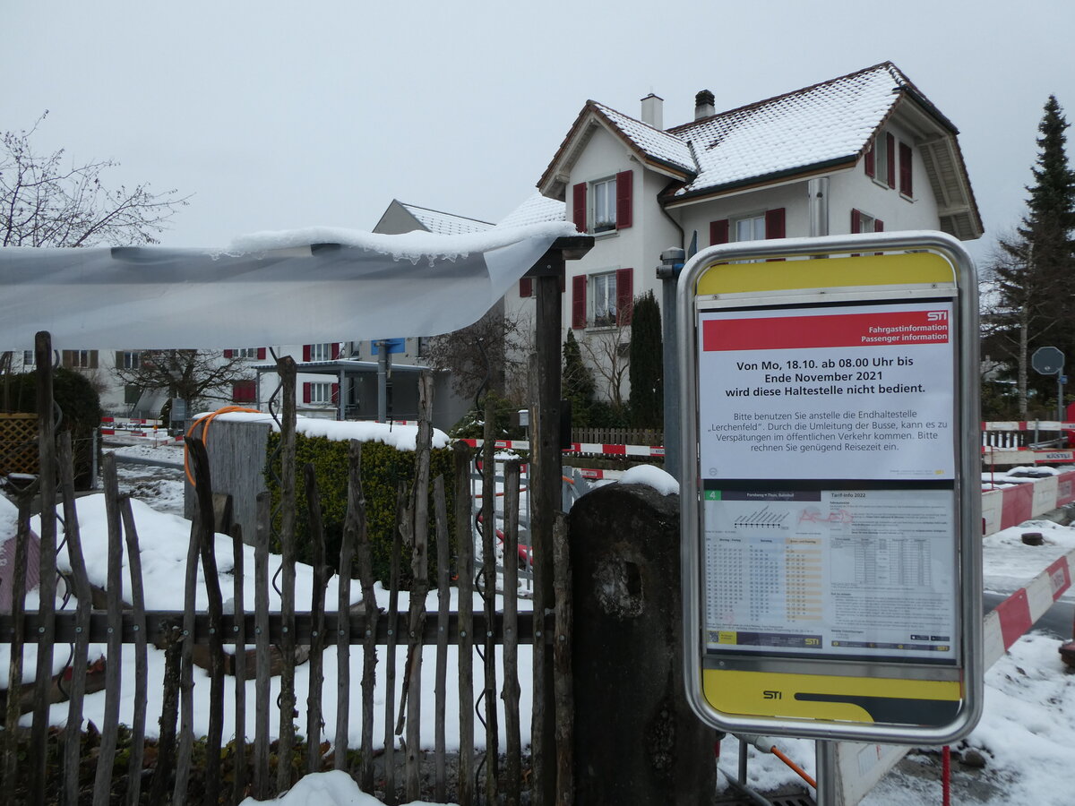 (231'086) - STI-Haltestelle mit Fahrgastinformation am 11. Dezember 2021 in Thun-Lerchenfeld, Forstweg (whrend dem Umbau)